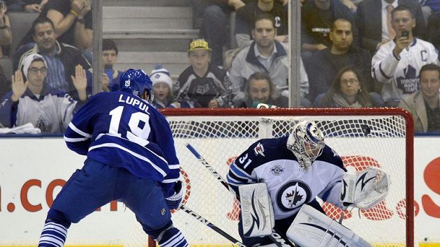 Torontský Joffrey Lupul překonává v nájezdu Ondřeje Pavelce. Torontský Joffrey Lupul překonává v nájezdu Ondřeje Pavelce.