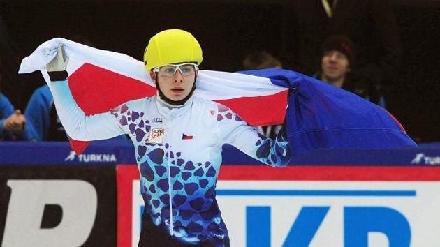 Rychlobruslařka Kateřina Novotná se raduje s českou vlajkou ze zlata na ME ve víceboji. Rychlobruslařka Kateřina Novotná se raduje s českou vlajkou ze zlata na ME ve víceboji.