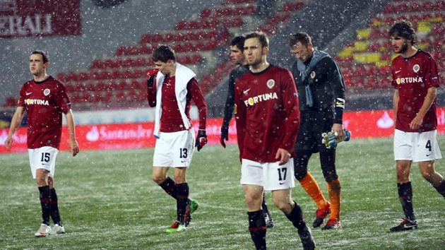 Zklamaní hráči Sparty po středečním vyřazení Kodaní z Evropské ligy. Zklamaní hráči Sparty po středečním vyřazení Kodaní z Evropské ligy.