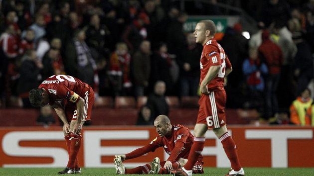 Konec nadějí. Zklamaní fotbalisté Liverpoolu (zleva) Jamie Carragher, Raul Meireles a Jay Spearing po vyřazení v osmifinále Evropské ligy. Konec nadějí. Zklamaní fotbalisté Liverpoolu (zleva) Jamie Carragher, Raul Meireles a Jay Spearing po vyřazení v osmifinále Evropské ligy.
