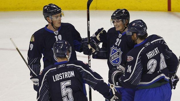 Loui Eriksson (21) slaví gól se spoluhráči z týmu Lidström teammates Nicklasem Lidströmem (5), Jonathanem Toewsem (19) a Martinem Havlátem v Utkání hvězd NHL. Loui Eriksson (21) slaví gól se spoluhráči z týmu Lidström teammates Nicklasem Lidströmem (5), Jonathanem Toewsem (19) a Martinem Havlátem v Utkání hvězd NHL.
