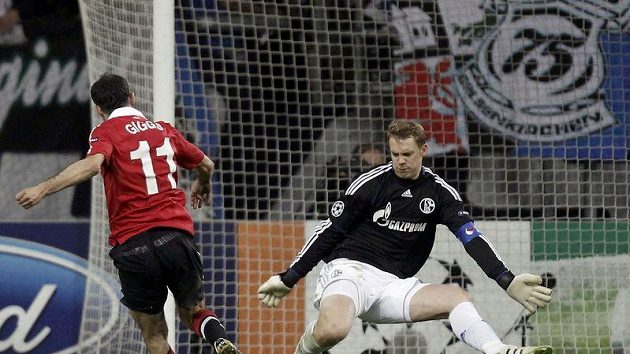Ryan Giggs z Manchesteru United střílí branku gólmanovi Schalke Manuelu Neunerovi. Ryan Giggs z Manchesteru United střílí branku gólmanovi Schalke Manuelu Neunerovi.