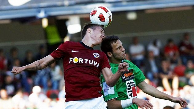 Jan Vošahlík (vpravo) v souboji se sparťanem Václavem Kadlecem. Jan Vošahlík (vpravo) v souboji se sparťanem Václavem Kadlecem.