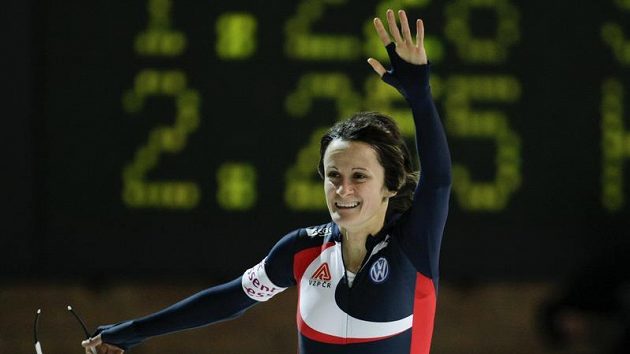Česká rychlobruslařka Martina Sáblíková se raduje z vítězství v Berlíně na trati 3000 metrů. Česká rychlobruslařka Martina Sáblíková se raduje z vítězství v Berlíně na trati 3000 metrů.