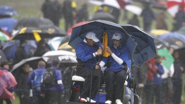 Ryder Cup ovlivňuje déšť. Na snímku Ross Fisher a Ian Poulter projíždějí hřištěm. Ryder Cup ovlivňuje déšť. Na snímku Ross Fisher a Ian Poulter projíždějí hřištěm.