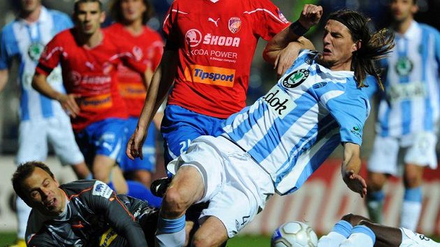 Plzeňský brankář Roman Pavlík v souboji s Rolkem z Mladé Boleslavi Plzeňský brankář Roman Pavlík v souboji s Rolkem z Mladé Boleslavi