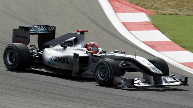 Michael Schumacher s vozem Mercedes při Velké ceně Turecka v Istanbulu. Michael Schumacher s vozem Mercedes při Velké ceně Turecka v Istanbulu.