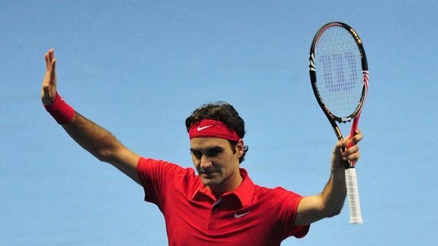 Roger Federer oslavuje vítězství nad Davidem Ferrerem v úvodu Turnaje mistrů v londýně. Roger Federer oslavuje vítězství nad Davidem Ferrerem v úvodu Turnaje mistrů v londýně.