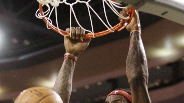 Hvězda Clevelandu LeBron James střílí koš Bostonu. Hvězda Clevelandu LeBron James střílí koš Bostonu.