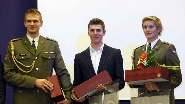 Ondřej Synek (zleva), Jaroslav Kulhavý a Barbora Špotáková při dekorování nejlepších armádních sportovců roku. Ondřej Synek (zleva), Jaroslav Kulhavý a Barbora Špotáková při dekorování nejlepších armádních sportovců roku.
