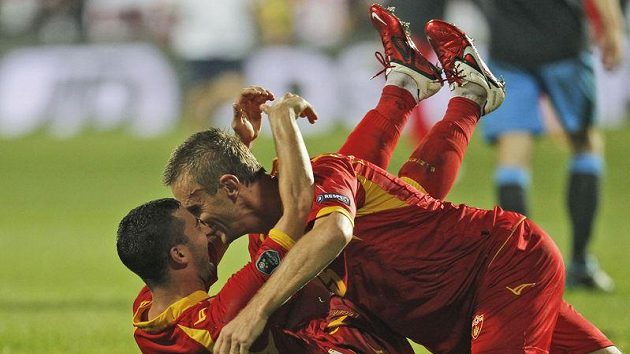 Černohorci Milan Jovanovič (vlevo) a Milorad Pekovič se radují z postupu do baráže. V ní narazí na Rosického a spol.! Černohorci Milan Jovanovič (vlevo) a Milorad Pekovič se radují z postupu do baráže. V ní narazí na Rosického a spol.!