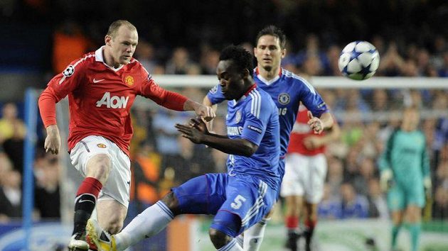 Útočník Manchesteru United Wayne Rooney (vlevo) v souboji s Michaelem Essienem z Chelsea. Útočník Manchesteru United Wayne Rooney (vlevo) v souboji s Michaelem Essienem z Chelsea.