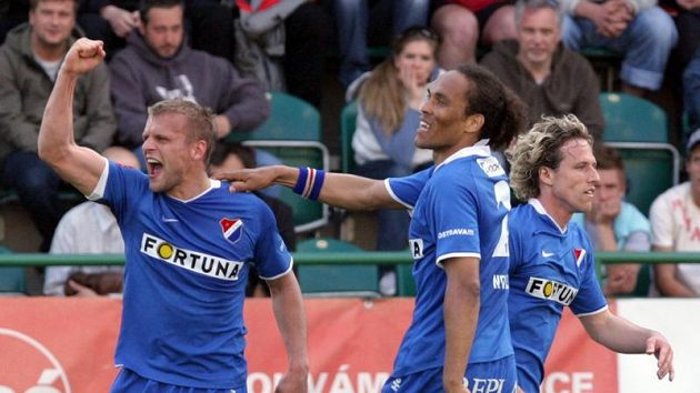 Adam Varadi (vlevo) oslavuje branku Baníku na hřišti Bohemians Adam Varadi (vlevo) oslavuje branku Baníku na hřišti Bohemians