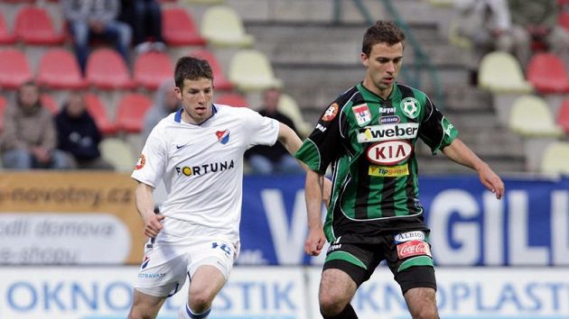 Ostravský Marek (vlevo) v souboji s příbramským Hušbauerem. Ostravský Marek (vlevo) v souboji s příbramským Hušbauerem.