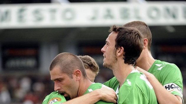 Fotbalisté Jablonce nad Nisou se radují z branky Petra Pavlíka (druhý zleva) do sítě Baníku Ostrava. Fotbalisté Jablonce nad Nisou se radují z branky Petra Pavlíka (druhý zleva) do sítě Baníku Ostrava.