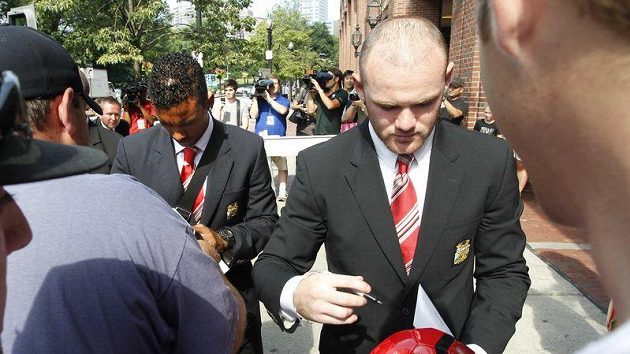 Rooneyho fotografie z pondělní autogramiády v Bostonu dokazuje, že se transplantace vlasů příliš nepovedla. Rooneyho fotografie z pondělní autogramiády v Bostonu dokazuje, že se transplantace vlasů příliš nepovedla.