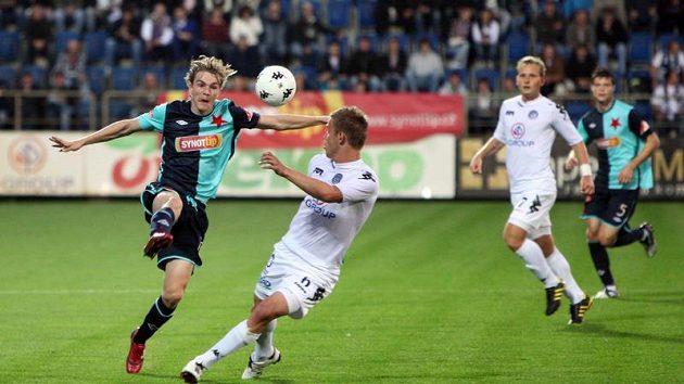 Milan Černý ze Slavie (vlevo) se snaží zpracovat míč před hráčem Slovácka Reinberkem Milan Černý ze Slavie (vlevo) se snaží zpracovat míč před hráčem Slovácka Reinberkem