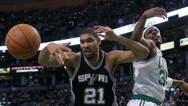 Tim Duncan ze San Antonia (vlevo) - ilustrační foto. Tim Duncan ze San Antonia (vlevo) - ilustrační foto.