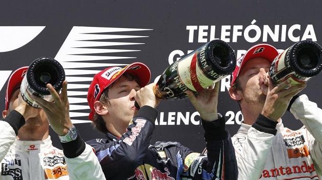 Možná tři největší kandidáti na titul mistra světa F1 Lewis Hamilton, Sebastian Vettel a Jenson Button (zleva) popíjeli po posledním závodě ve Valencii svorně na stupních vítězů chladivé šampaňské. Možná tři největší kandidáti na titul mistra světa F1 Lewis Hamilton, Sebastian Vettel a Jenson Button (zleva) popíjeli po posledním závodě ve Valencii svorně na stupních vítězů chladivé šampaňské.
