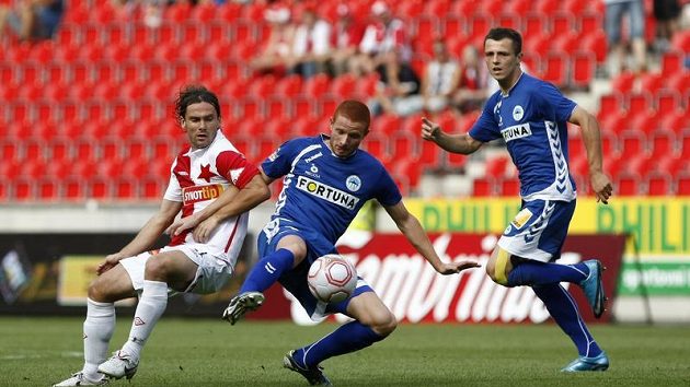 Marcel Gecov ještě v dresu Liberce si kryje míč před Karolem Kiselem ze Slavie. Marcel Gecov ještě v dresu Liberce si kryje míč před Karolem Kiselem ze Slavie.