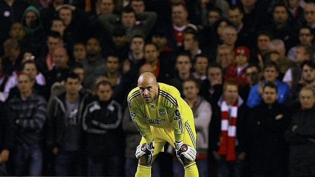 Zklamaný brankář Liverpoolu Pepe Reina Zklamaný brankář Liverpoolu Pepe Reina