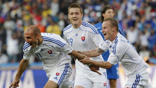 Sparťan Juraj Kucka (uprostřed) sleduje radostný úprk Róberta Vitteka (vlevo) a Miroslava Stocha po gólu do sítě Italů. Sparťan Juraj Kucka (uprostřed) sleduje radostný úprk Róberta Vitteka (vlevo) a Miroslava Stocha po gólu do sítě Italů.