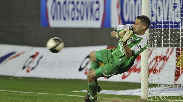 Brankář Mladé Boleslavi Miroslav Miller vyráží jeden z pokusů olomouckých fotbalistů ve finále Ondrášovka Cupu. Brankář Mladé Boleslavi Miroslav Miller vyráží jeden z pokusů olomouckých fotbalistů ve finále Ondrášovka Cupu.