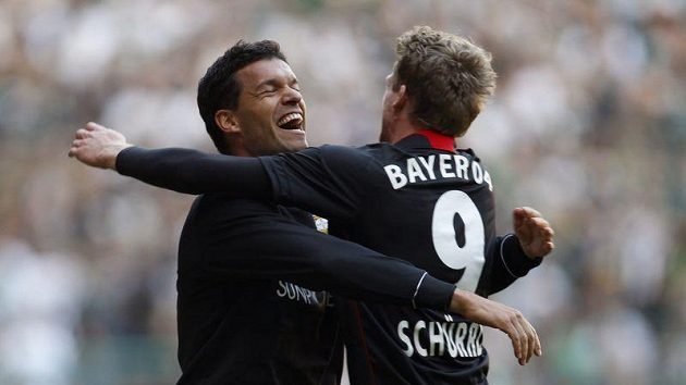Michael Ballack (vlevo) se raduje z branky se svým spoluhráčem z Bayeru Leverkusen Andre Schuerrlem. Michael Ballack (vlevo) se raduje z branky se svým spoluhráčem z Bayeru Leverkusen Andre Schuerrlem.