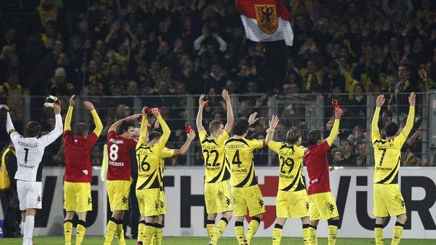 Fotbalisté Borussie Dortmund oslavují vítězství na hřišti Freiburgu. Fotbalisté Borussie Dortmund oslavují vítězství na hřišti Freiburgu.