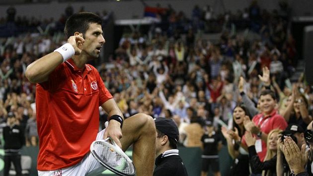 Novak Djokovič burcuje srbské fanoušky. Novak Djokovič burcuje srbské fanoušky.