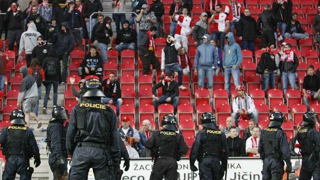 Fanoušky Slavie hlídala policie ČR Fanoušky Slavie hlídala policie ČR
