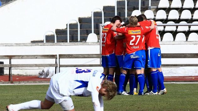 Plzeňští fotbalisté se radují z branky proti Kladnu. Plzeňští fotbalisté se radují z branky proti Kladnu.