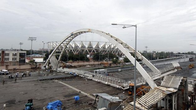 Zřícená lávka ke stadionu Džavaharlála Néhrúa. Zřícená lávka ke stadionu Džavaharlála Néhrúa.