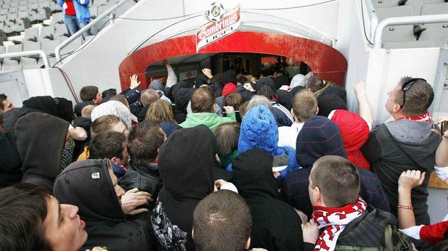 Fanoušci Slavie se řítí do útrob stadionu v Edenu Fanoušci Slavie se řítí do útrob stadionu v Edenu
