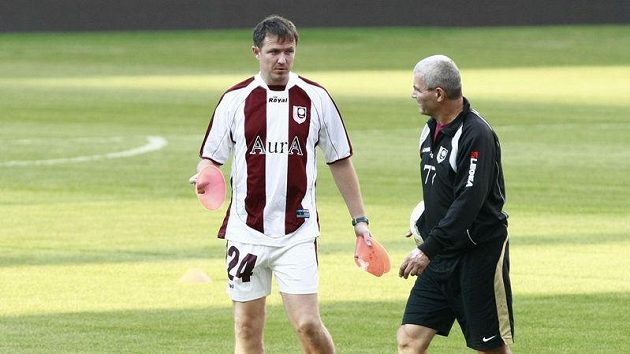Trenér fotbalistů Sarajeva Jiří Plíšek s asistentem na tréninku Trenér fotbalistů Sarajeva Jiří Plíšek s asistentem na tréninku