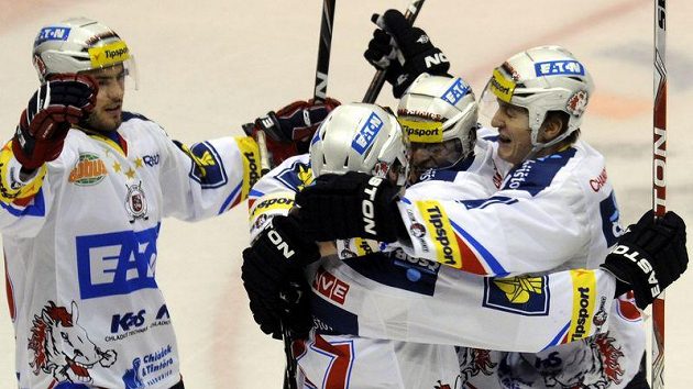 Hokejisté Pardubic oslavují třetí vstřelený gól v utkání s Českými Budějovicemi. Hokejisté Pardubic oslavují třetí vstřelený gól v utkání s Českými Budějovicemi.