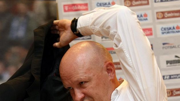 Těžká věc. Všechno, co před losem řeknu, bude po kvalifikaci použito proti mně, uvědomuje si šéf českého fotbalu Ivan Hašek. Těžká věc. Všechno, co před losem řeknu, bude po kvalifikaci použito proti mně, uvědomuje si šéf českého fotbalu Ivan Hašek.