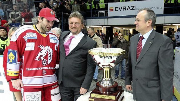 Kapitín Třince Radek Bonk (vlevo) se podobně jako jeho spoluhráči Prezidentského poháru nedotkl. Kapitín Třince Radek Bonk (vlevo) se podobně jako jeho spoluhráči Prezidentského poháru nedotkl.