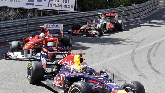 Sebastian Vettel v čele Velké ceny Monaka před Fernandem Alonsem a Jensonem Buttonem. Sebastian Vettel v čele Velké ceny Monaka před Fernandem Alonsem a Jensonem Buttonem.