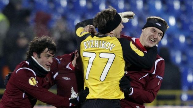 Fotbalisté Rubinu Kazaň oslavují branku proti Hapoelu Tel Aviv v utkání Evropské ligy. Fotbalisté Rubinu Kazaň oslavují branku proti Hapoelu Tel Aviv v utkání Evropské ligy.