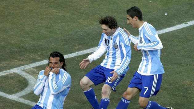 Tevez (vlevo) i přihrávající Messi (uprostřed) se mohli radovat, gól z jasného ofsajdu byl Argentincům uznán... Tevez (vlevo) i přihrávající Messi (uprostřed) se mohli radovat, gól z jasného ofsajdu byl Argentincům uznán...