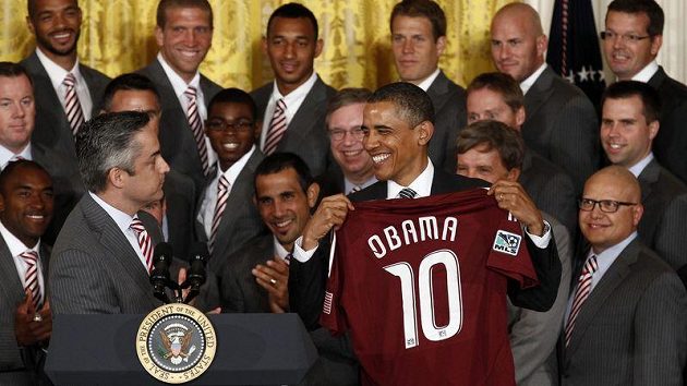 Americký prezident Barrack Obama s dresem fotbalového týmu Colorado Rapids Americký prezident Barrack Obama s dresem fotbalového týmu Colorado Rapids