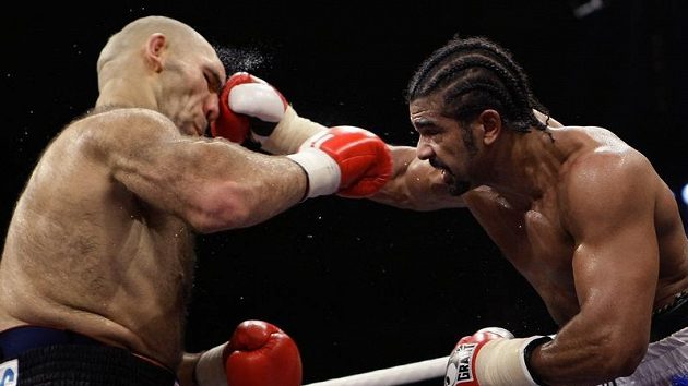 Britský boxer David Haye (vpravo) zasazuje úder Nikolaji Valujevovi z Ruska Britský boxer David Haye (vpravo) zasazuje úder Nikolaji Valujevovi z Ruska