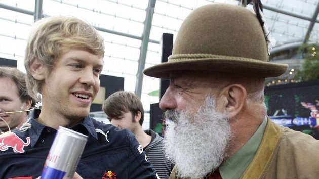 Novopečený mistr světa Sebastian Vettel hovoří s fanouškem. Novopečený mistr světa Sebastian Vettel hovoří s fanouškem.