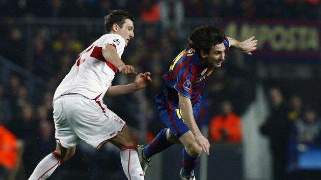 Hvězda Barcelony Lionel Messi (vpravo) se snaží proklouznout okolo Zdravka Kuzmanoviče ze Stuttgartu. Hvězda Barcelony Lionel Messi (vpravo) se snaží proklouznout okolo Zdravka Kuzmanoviče ze Stuttgartu.