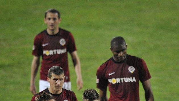 Fotbalisté Sparty opouštějí jablonecký trávník po prohře 1:2. Fotbalisté Sparty opouštějí jablonecký trávník po prohře 1:2.