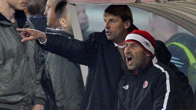 Trenér Slavie Franišek Straka a jeho asistent Petr Vrabec (vpravo) Trenér Slavie Franišek Straka a jeho asistent Petr Vrabec (vpravo)