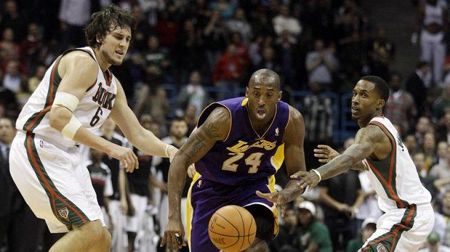 Kobe Bryant z LA Lakers (uprostřed) prochází mezi dvojicí z Milwaukee Bucks Andrewem Bogutem (vlevo) a Brandonem Jenningsem. Kobe Bryant z LA Lakers (uprostřed) prochází mezi dvojicí z Milwaukee Bucks Andrewem Bogutem (vlevo) a Brandonem Jenningsem.