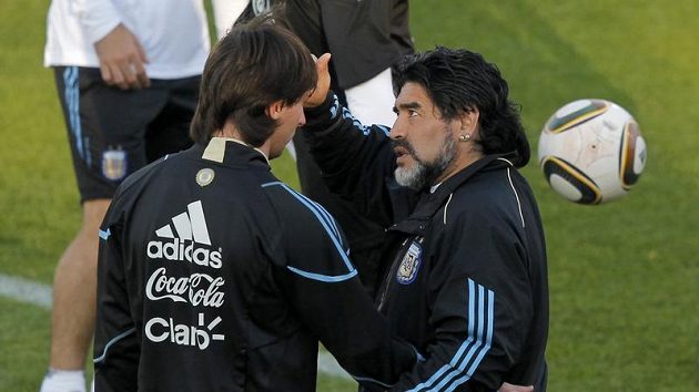 Argentinský trenér Diego Maradona (vpravo) mluví s největší hvězdou svého výběru Lionelem Messim. Argentinský trenér Diego Maradona (vpravo) mluví s největší hvězdou svého výběru Lionelem Messim.