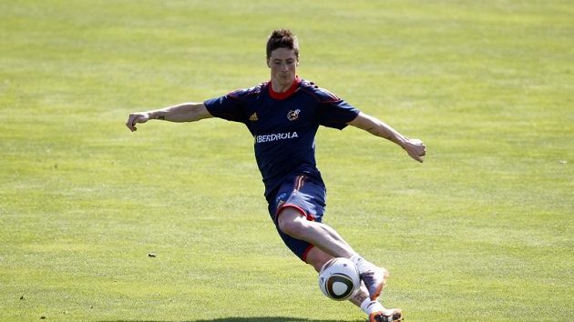 Fernando Torres na nedělním tréninku španělské reprezentace dokazoval, že se po operaci kolena uzdravil. Fernando Torres na nedělním tréninku španělské reprezentace dokazoval, že se po operaci kolena uzdravil.